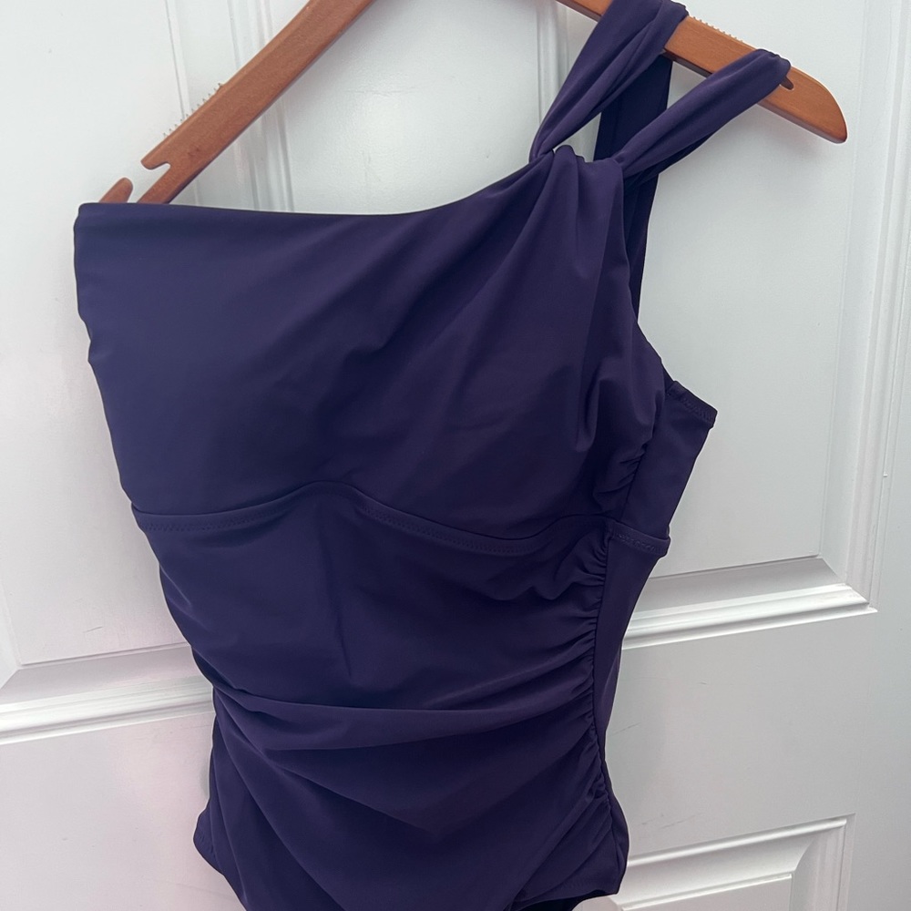 Land’s End one piece swimsuit. One shoulder strap. Size 4